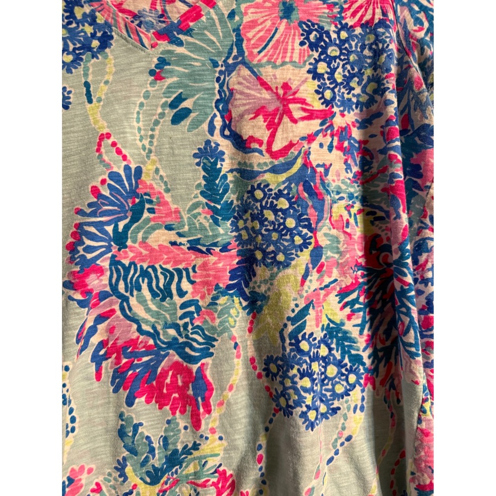 Lilly Pulitzer Etta V-Neck Top Medium Blue Pink Floral Slub Tee Tropical Preppy - Picture 3 of 6